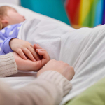 Bimbo di 18 mesi muore in ospedale, altri quattro ricoverati: si indaga